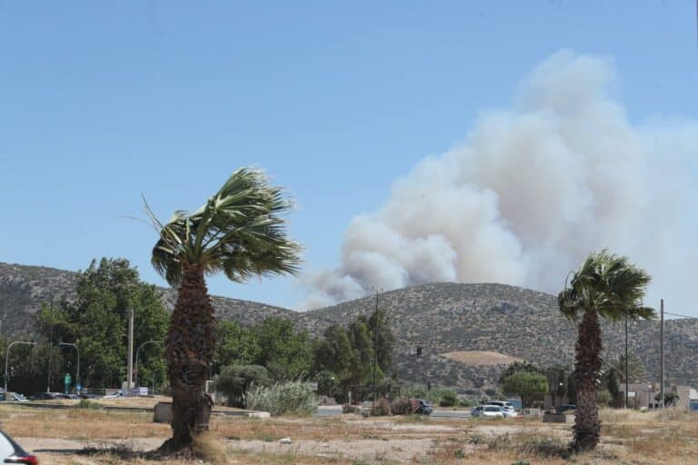 Πύρινα μέτωπα σε όλη την Ελλάδα: Καίγονται σπίτια στην Παλαιά Φώκαια – Φωτιά σε Ασπρόπυργο, Χίο και Εύβοια (βίντεο)