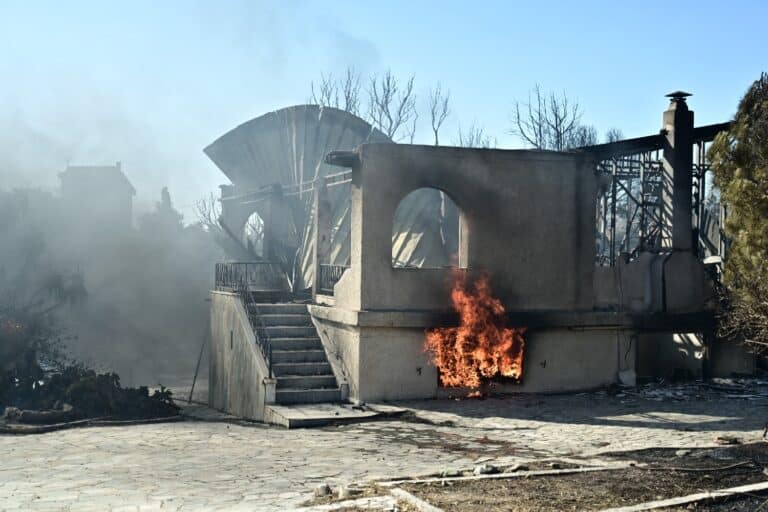 Φωτιά στην Παλαιά Φώκαια: Κάηκαν σπίτια και αυτοκίνητα στο Θυμάρι – Απομακρύνθηκαν περίπου 1.000 άτομα (εικόνες & βίντεο)