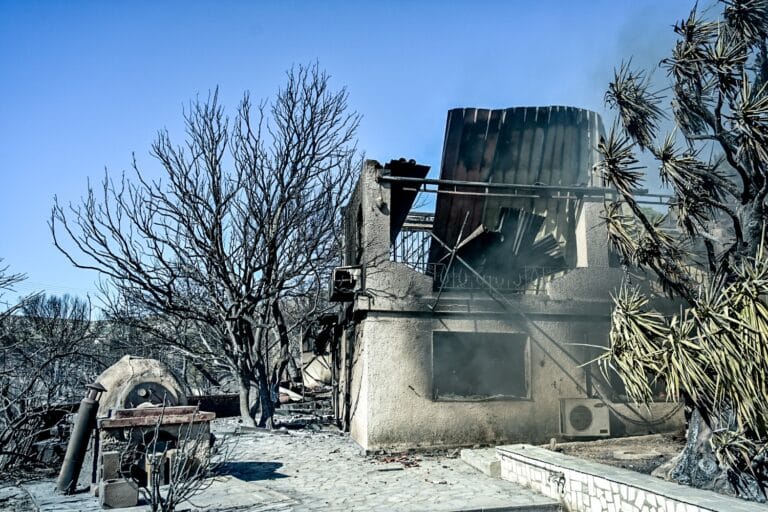 Παλαιά Φώκαια: Χάρτης δείχνει πώς κινήθηκε η φωτιά – Χωρίς ενιαίο μέτωπο η πυρκαγιά, καταστράφηκαν περιουσίες (βίντεο)