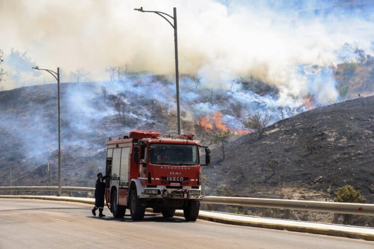 Ανεξέλεγκτη η φωτιά στη Χίο: Ενισχύονται οι πυροσβεστικές δυνάμεις – Κλιμάκιο της ΔΑΕΕ μεταβαίνει στο νησί (βίντεο)