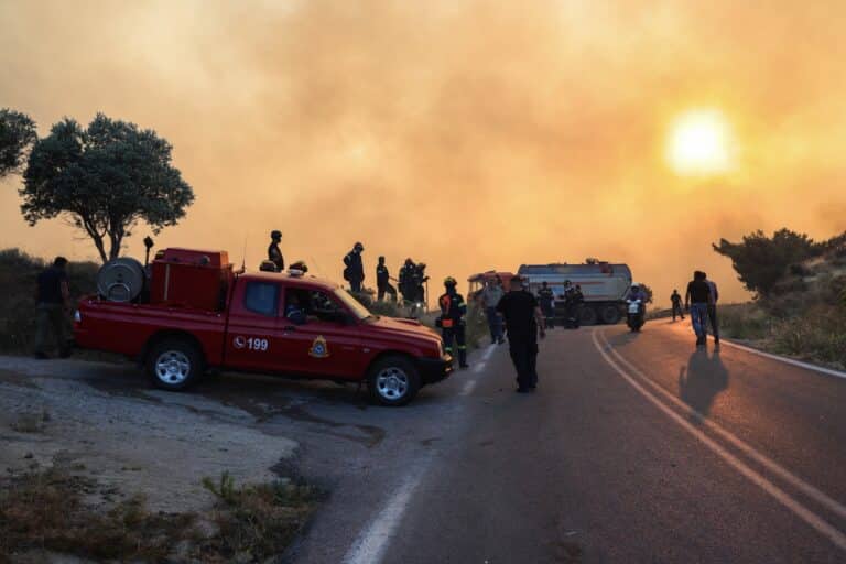 Φωτιά στη Χίο: Κοντά στα σπίτια οι φλόγες, εντοπίστηκε μπιτόνι βενζίνης – Χωρίς ρεύμα πολλές περιοχές (εικόνες & βίντεο)