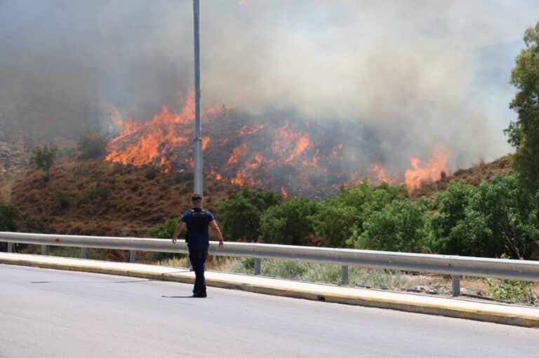 Σε τρία μέτωπα μαίνεται η φωτιά στη Χίο – Ήχησε το «112» σε έξι περιοχές για να απομακρυνθούν οι κάτοικοι (βίντεο)