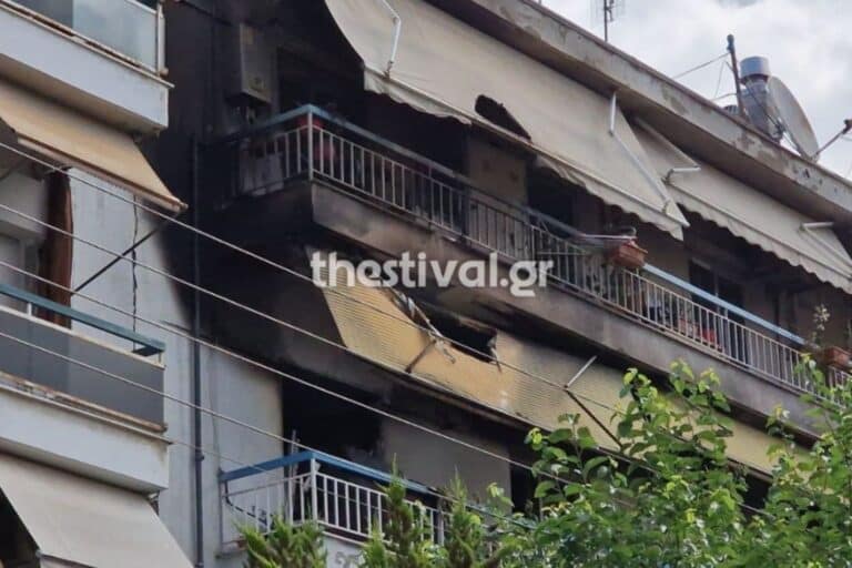 Φωτιά τώρα σε διαμέρισμα στη Θεσσαλονίκη – Συναγερμός στην Πυροσβεστική (βίντεο)