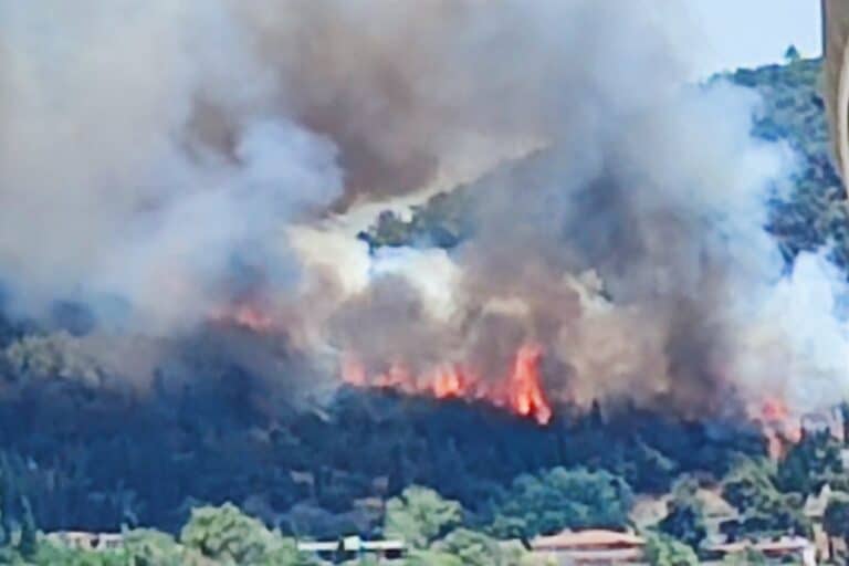 Φωτιά τώρα στην Άσπρη Άμμο Καβάλας – Ήχησε το 112, «παραμείνετε σε ετοιμότητα» (βίντεο)