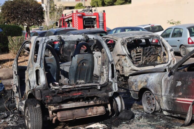 Φωτιά τώρα στη Νέα Σμύρνη – Καίγονται αυτοκίνητα