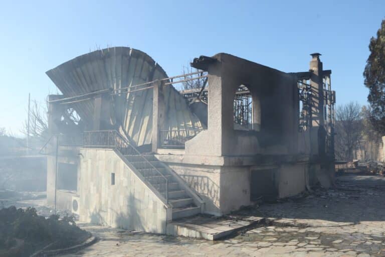 Φωτιά στην Παλαιά Φώκαια: Αποκαΐδια και κατεστραμμένα σπίτια άφησε πίσω του ο πύρινος εφιάλτης (βίντεο)