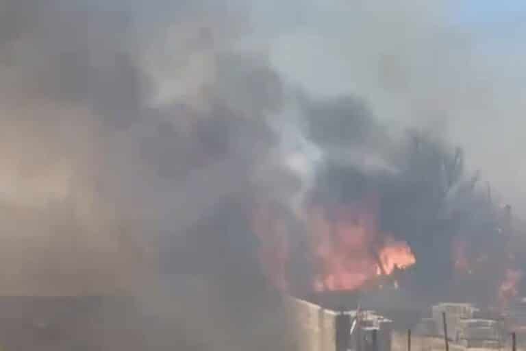 Καίγονται σπίτια από τη μεγάλη φωτιά στην Παλαιά Φώκαια – Απεγκλωβίστηκαν ηλικιωμένοι και παιδιά (βίντεο)