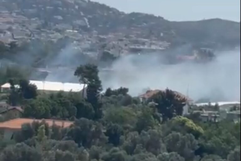 Φωτιά τώρα σε οικόπεδο δίπλα στο Σισμανόγλειο – Σηκώθηκε ελικόπτερο