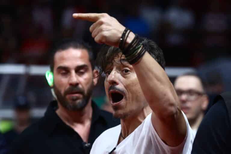 Γιαννακόπουλος σε αστυνομικούς: «Συλλάβετέ με ή αφήστε με να μπω μέσα!» (βίντεο)