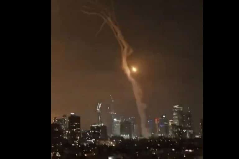 Μαίνονται οι επιθέσεις μεταξύ Ισραήλ και Ιράν – Ο Τραμπ εξετάζει την εμπλοκή των ΗΠΑ