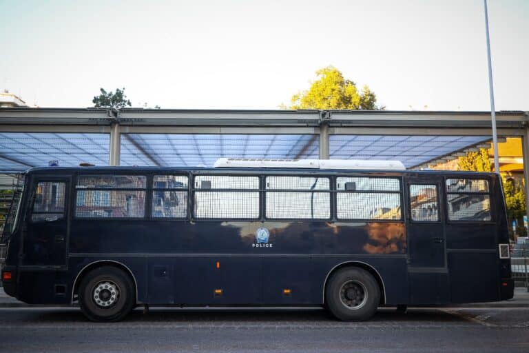 Έρευνα «L&O»: Με μοτοσικλέτες 25ετίας και λεωφορεία χωρίς air condition ο στόλος της ΕΛ.ΑΣ. στη Θεσσαλονίκη