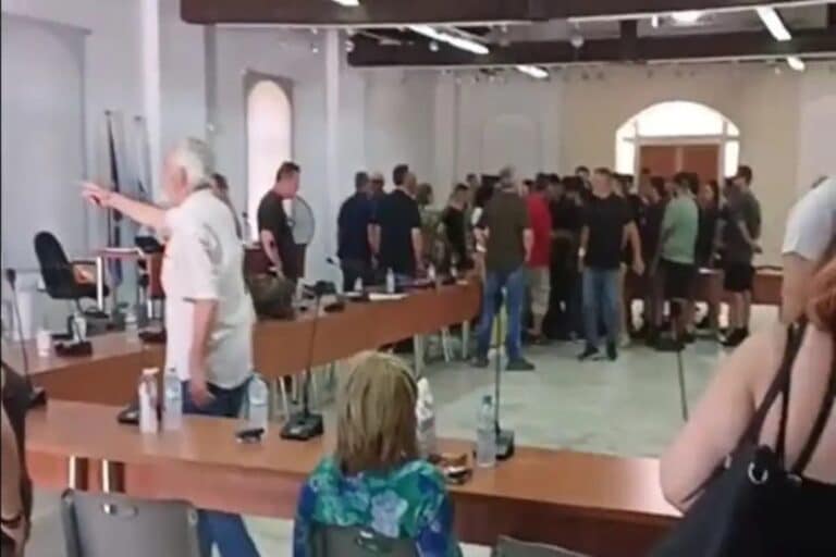 Λαύριο: Επεισοδιακό δημοτικό συμβούλιο με παρέμβαση του Ρουβίκωνα – Επιτέθηκαν στον δήμαρχο (βίντεο)