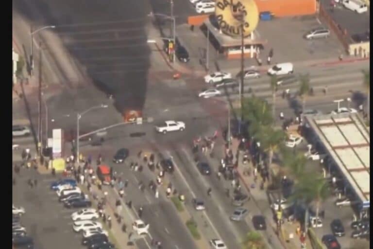 Χάος και επεισόδια στο Λος Άντζελες: Ξεσηκωμός κατά του Τραμπ για τις συλλήψεις μεταναστών (βίντεο)