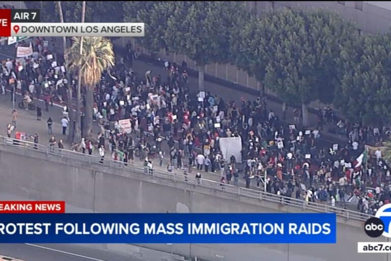 «Φλέγεται» το Λος Άντζελες: Κηρύχθηκαν παράνομες όλες οι διαδηλώσεις – Σε ετοιμότητα 500 πεζοναύτες (live εικόνα)