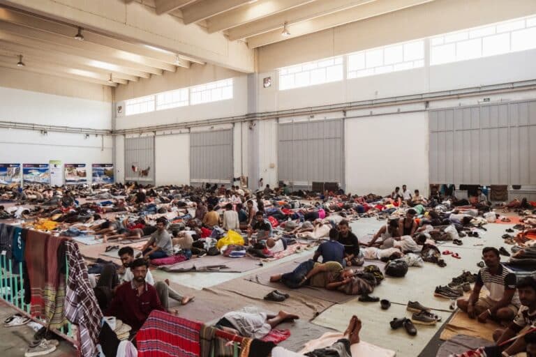 Κρήτη: 500 μετανάστες στην Αγία Γαλήνη – Φιλοξενούνται σε γήπεδο ποδοσφαίρου 