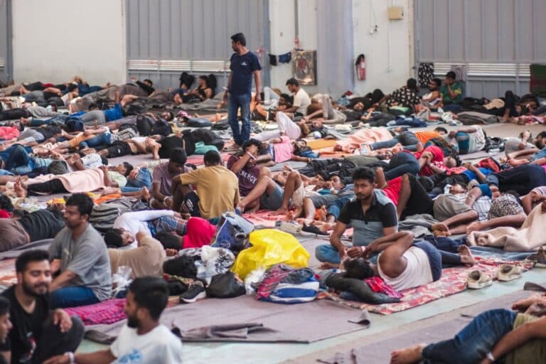 Χανιά: Πάνω από 1.000 μετανάστες στις εγκαταστάσεις της Αγυιάς – «Είμαστε στο έλεος των συνθηκών» λέει η αντιδήμαρχος