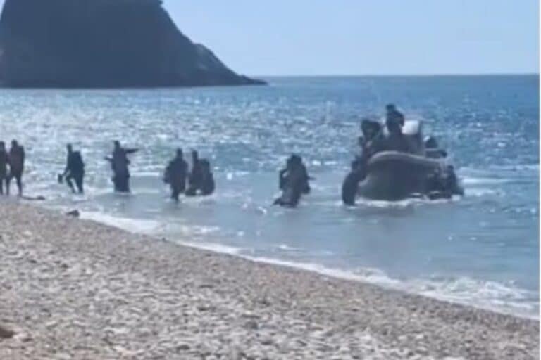 Σάμος: Απίστευτο περιστατικό στην παραλία Ποτάμι – Ταχύπλοο αποβίβασε μετανάστες μπροστά σε λουόμενους