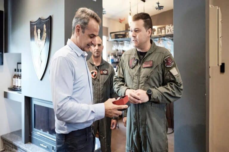 Ο Κυριάκος Μητσοτάκης επισκέφθηκε τα «γεράκια» της 111ης Πτέρυγας Μάχης – Οι συνομιλίες με τους πιλότους και η πρόσκληση για πτήση με F-16