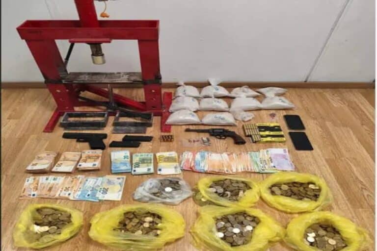Μεγάλη επιχείρηση της ΕΛ.ΑΣ στη Δυτική Αττική – Κατασχέθηκαν όπλα, ναρκωτικά και 38.702 ευρώ (βίντεο)