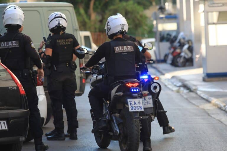 Πετρούπολη: Η Ομάδα ΔΙ.ΑΣ. πέρασε χειροπέδες σε δύο νεαρούς που κατείχαν πιστόλι