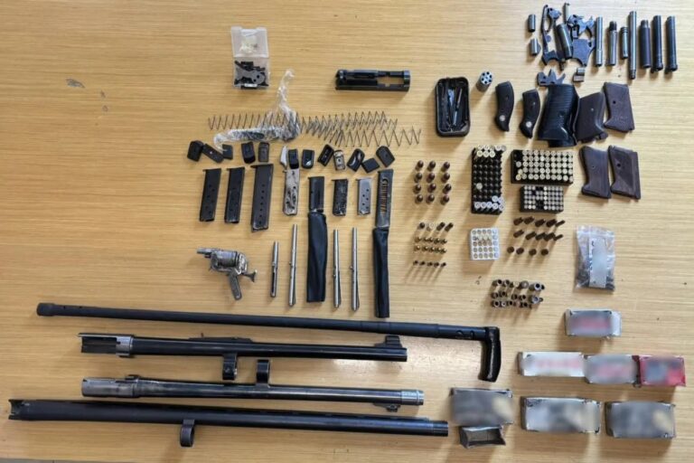 Αχαΐα: Συνελήφθη άνδρας που είχε όπλα και πυρομαχικά στο σπίτι του – Τι κατέσχεσε η ΕΛ.ΑΣ