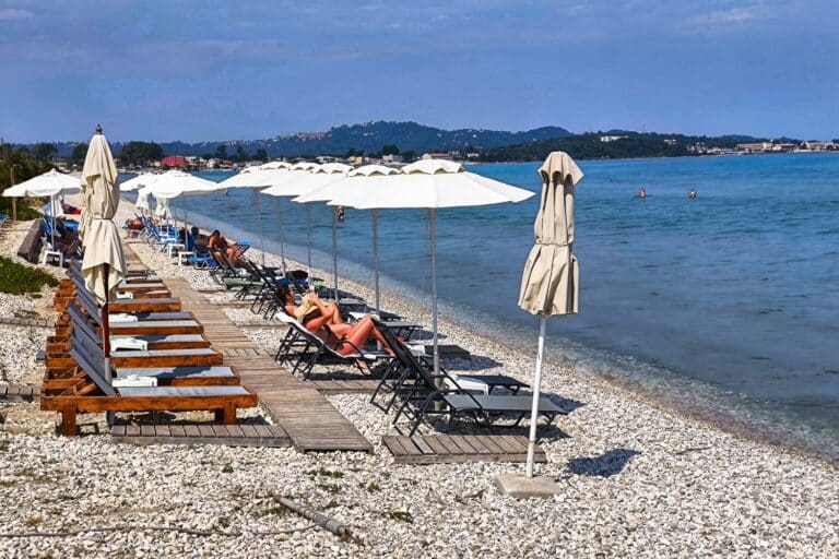 Παραλίες: 11.500 καταγγελίες στο «MyCoast» για παραβάσεις – «Πρωταθλήτριες» Χαλκιδική και Aνατολική Αττική