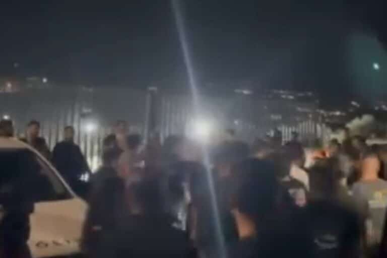 Ρέθυμνο: Πολίτες έριξαν φωτοβολίδες σε μετανάστες που φιλοξενούνται στο γήπεδο του Τσεσμέ – Συνελήφθησαν δύο άτομα (βίντεο)