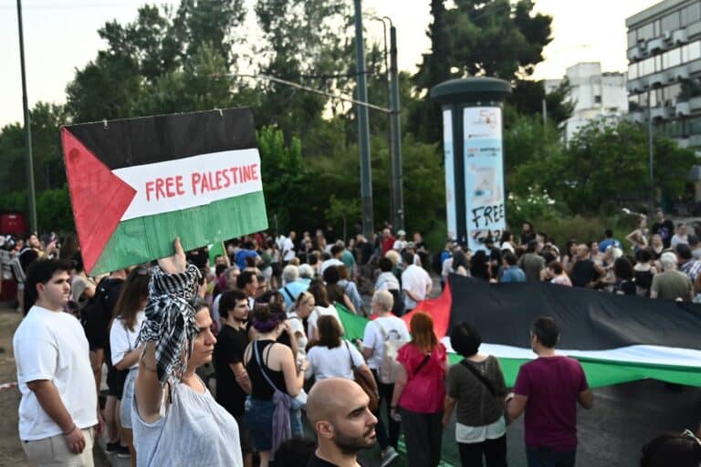 Συγκέντρωση στην πρεσβεία του Ισραήλ στο Ψυχικό για το «Madleen» – Επεισόδια στη Θεσσαλονίκη (εικόνες & βίντεο)