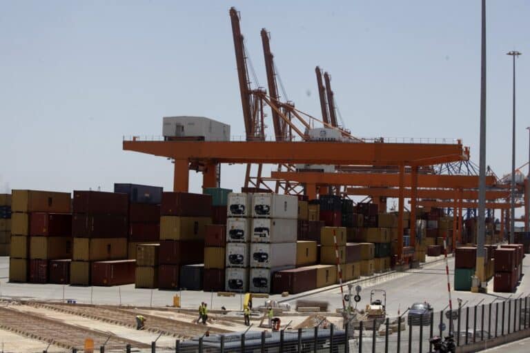 Έφοδος της ΕΛ.ΑΣ. στο Γ’ Τελωνείο Πειραιά για εκτελωνιστικές απάτες – Βρέθηκαν 4,5 εκατ. ευρώ, έγιναν 8 συλλήψεις