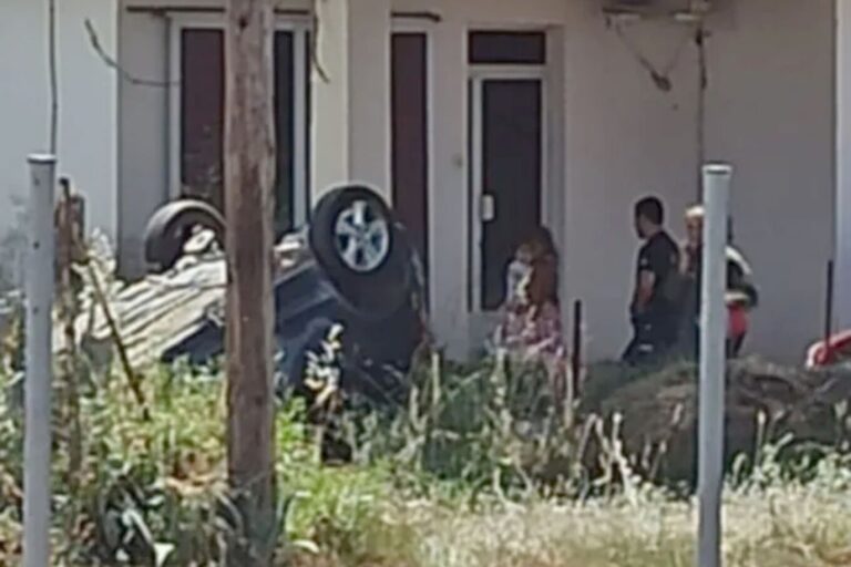 Τροχαίο στη Δυτική Αχαΐα: Αυτοκίνητο εξετράπη και κατέληξε σε αυλή σπιτιού
