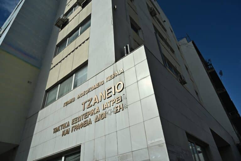 Τζάνειο: «Μετά τη μετάγγιση αίματος έπεσε σε κώμα, τη σακάτεψαν» – Ο γιος της 62χρονης καταγγέλλει καθυστερήσεις από τη διοίκηση