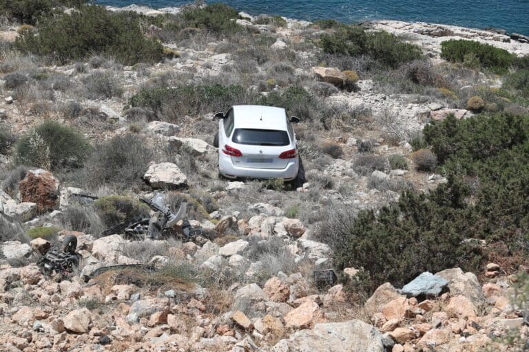 Λήξη συναγερμού στη Βουλιαγμένη: Απεγκλωβίστηκαν σώοι οι δύο ηλικιωμένοι που έπεσαν με το αυτοκίνητό τους στον γκρεμό
