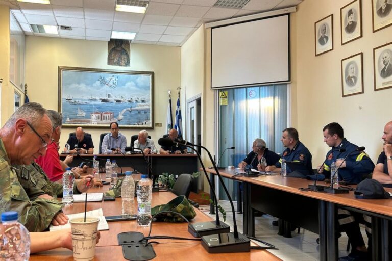 Χίος: Πραγματοποιήθηκε σύσκεψη υπό τον Κεφαλογιάννη για τις πυρκαγιές (εικόνες)