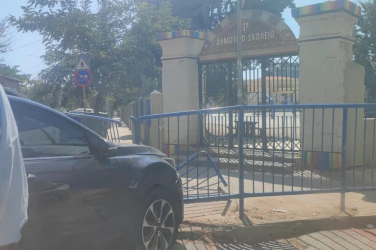 Αλεξανδρούπολη: Αυτοκίνητο που οδηγούσε Τούρκος καρφώθηκε στην είσοδο του 1ου Δημοτικού