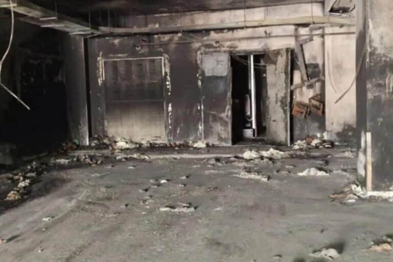 Ξεκίνησαν οι εργασίες αποκατάστασης στο νοσοκομείο «Άγιος Ανδρέας» μετά την πυρκαγιά – Ζημιές άνω των 2 εκατ. ευρώ (βίντεο)