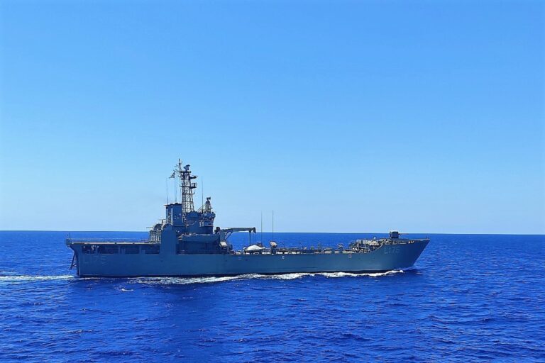 Κρήτη: Σε ετοιμότητα αρματαγωγό του Ναυτικού να μεταφέρει υλικά για εγκατάσταση κλειστής δομής για τους μετανάστες