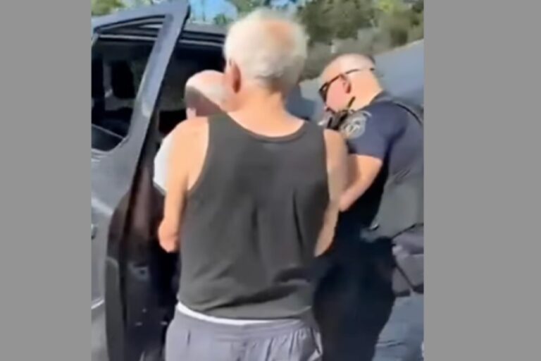 Φωτιά στη Ραφήνα: Αστυνομικοί απεγκλωβίζουν κατοίκους από τη φωτιά (βίντεο)