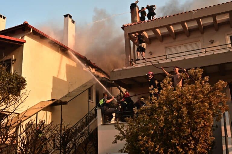 Αστυνομικοί της ΔΙΑΣ απεγκλωβίζουν κατοίκους στο Κρυονέρι – Δραματική η κατάσταση στη Δροσοπηγή (εικόνες & βίντεο)