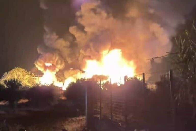 Φωτιά σε εργοστάσιο ανακύκλωσης στο Αίγιο – Ήχησε το 112 για επικίνδυνους καπνούς