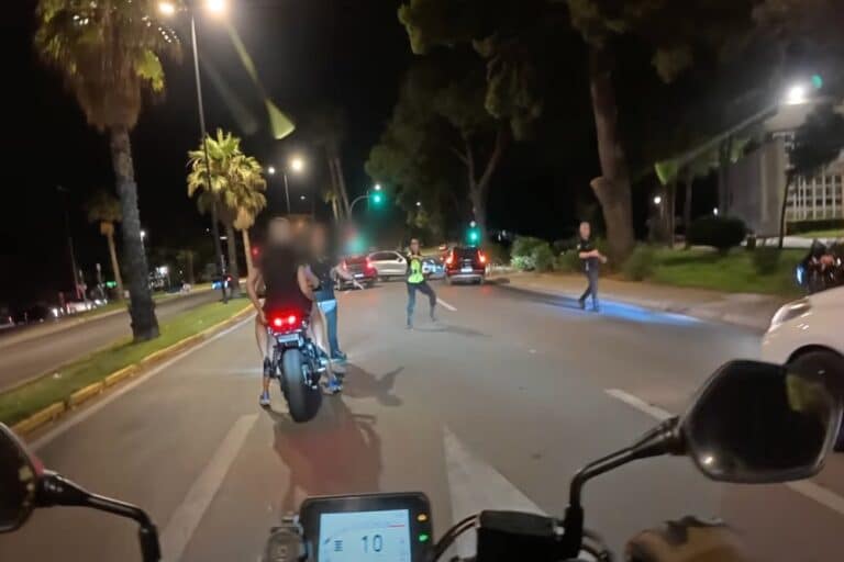 Πανικός σε μπλόκο στη Βουλιαγμένη: Αστυνομικοί αρπάζουν από τα χέρια μηχανόβιους χωρίς κράνος (βίντεο)