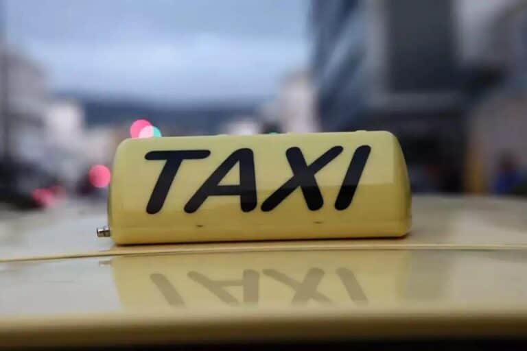 Σοκ στην Πάτρα: Οδηγός ταξί φέρεται να χτύπησε ηλικιωμένο και να τον παράτησε (βίντεο)