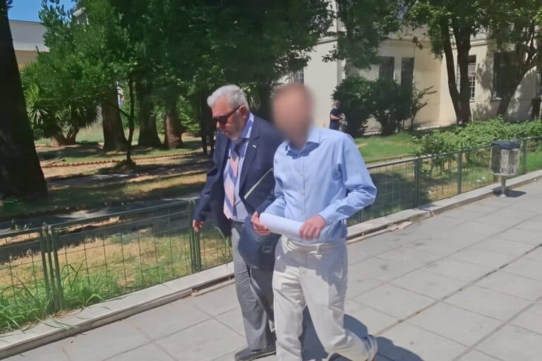 Χαμογελαστός έφυγε από τα δικαστήρια ο δημοσιογράφος που κατηγορείται για τον εκβιασμό της Ζέττας Μακρή 