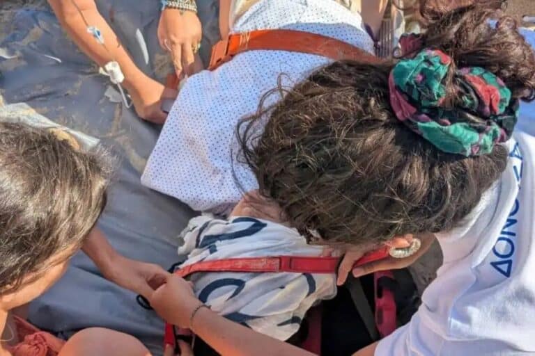 Δονούσα: «Απομακρυσμένη και χωρίς οδική πρόσβαση η παραλία» – Τι αναφέρει η 2η ΥΠΕ για τον τραυματισμό τουρίστριας