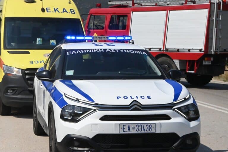 Πάτρα: Αστυνομικοί και πυροσβέστες έσωσαν δίχρονο που εγκλωβίστηκε σε αυτοκίνητο