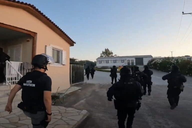 Το ελληνικό FBI «ξεδόντιασε» κύκλωμα που έβγαζε κοκαΐνη – Πώς δρούσε η σπείρα, βίντεο από την έφοδο της ΕΛ.ΑΣ. στο «εργαστήριο»