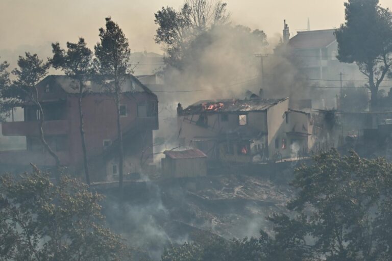 Ενεργοποίηση της ευρωπαϊκής βοήθειας για τις πυρκαγιές στην Ελλάδα – Έξι πυροσβεστικά αεροσκάφη από την ΕΕ