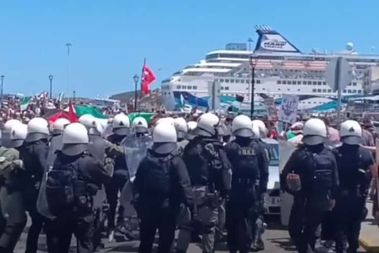 Επεισόδια στον Άγιο Νικόλαο κατά την άφιξη του «Crown Iris» – Δακρυγόνα από τα ΜΑΤ, προσήχθησαν διαδηλωτές (βίντεο)