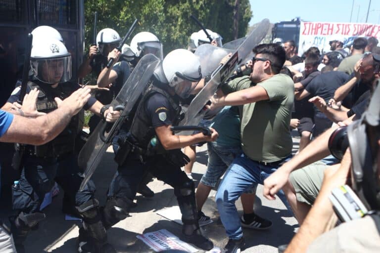 Επεισόδια με φοιτητές και ΜΑΤ στη Σύνοδο των Πρυτάνεων στην Ανάβυσσο – Έπεσαν δακρυγόνα (βίντεο)