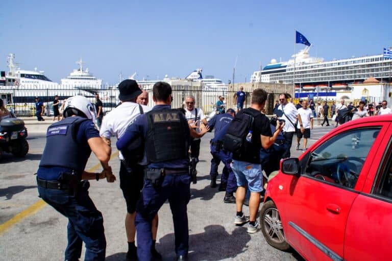 Ρόδος: Συνελήφθησαν οκτώ άτομα για τα επεισόδια στο λιμάνι – Η ανακοίνωση της ΕΛ.ΑΣ (βίντεο)