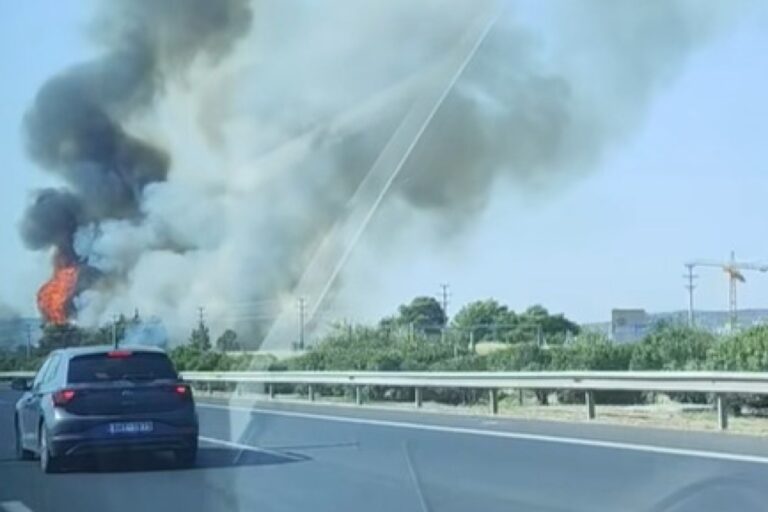 Φωτιά στον παράδρομο της Αττικής Οδού στο Κορωπί – Συναγερμός στην Πυροσβεστική (βίντεο)